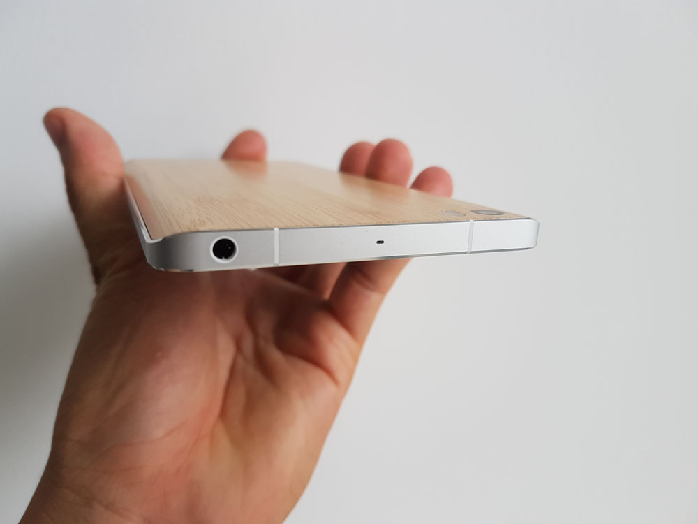 Trên đỉnh Xiaomi Mi Note là jack cắm 3.5 mm