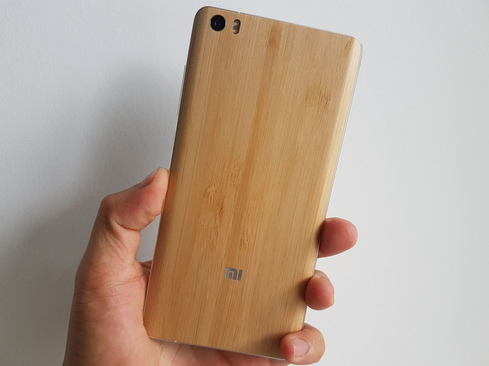 Mặt sau Xiaomi Mi Note là camera 13 MP cùng đèn LED kép