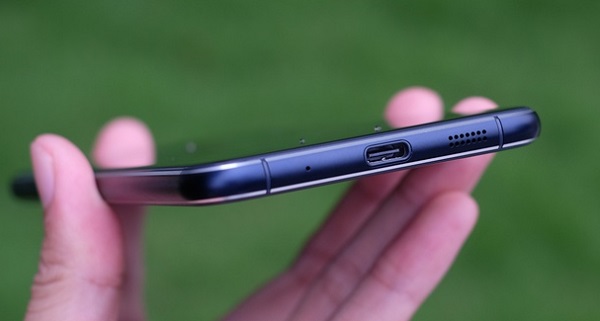 Cạnh dưới máy là cổng USB Type-C