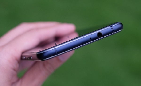 Cạnh trên Asus Zenfone 3 là jack cắm tai nghe 3.5mm