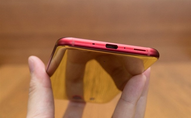 Cạnh dưới HTC U11