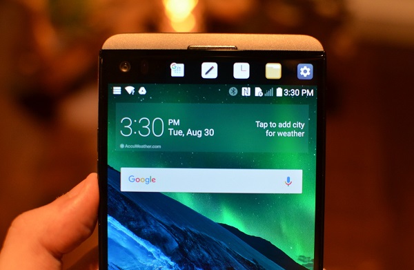Ở mặt trước LG V20 chính hãng có màn hình phụ 2,1 inch