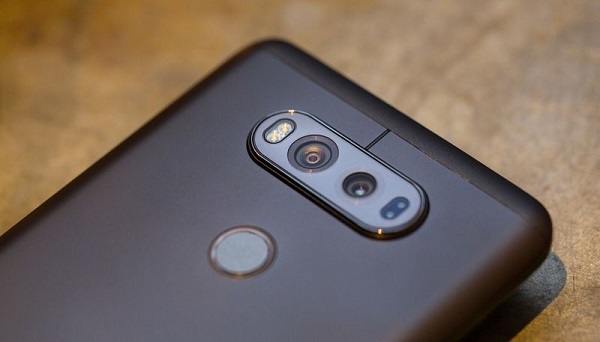 Mặt sau LG V20 chính hãng là cụm camera kép và cảm biến vân tay