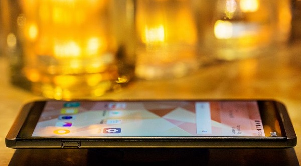 LG V20 có số đo kích thước 159.7 x 78.1 x 7.6 mm và nặng 174 g 