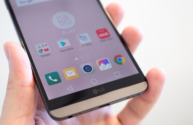 Phía dưới màn hình LG V20 chính hãng là 3 phím điều hướng Android quen thuộc