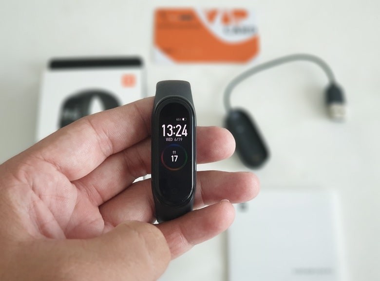 trên tay Xiaomi Mi Band 4