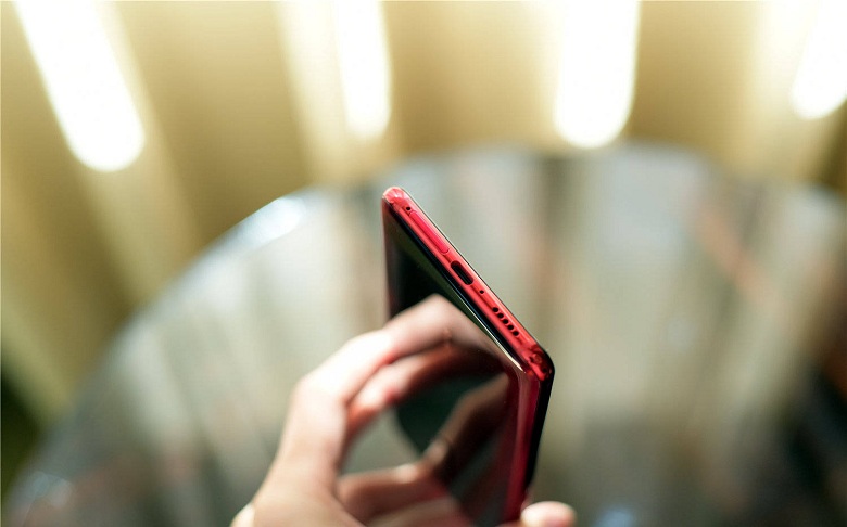 cạnh dưới của Redmi K20 Pro xách tay