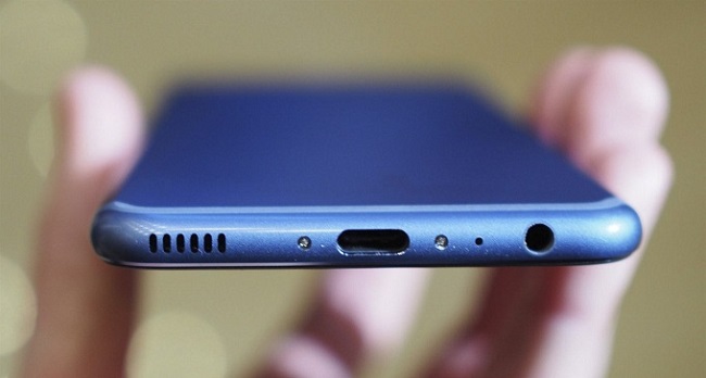 Cạnh dưới Huawei P10