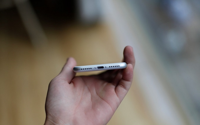 cạnh dưới iPhone 8 (Chưa Active - Trôi Bảo Hành) 