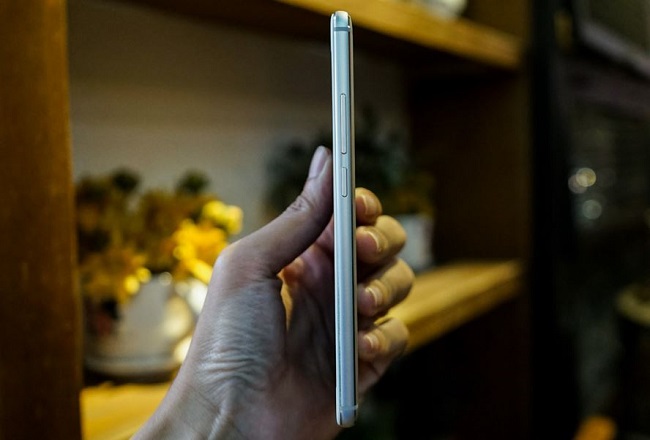 Cạnh phải Meizu M5 Note xách tay là nút nguồn và phím tăng giảm âm lượng