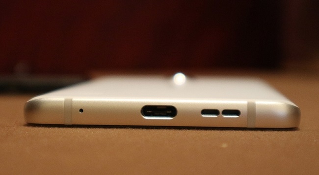 Cạnh dưới Nokia 7