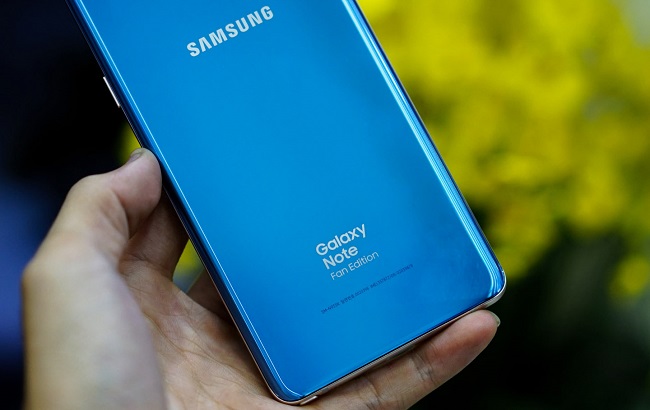 Mặt sau nổi bật với cụm chữ Galaxy Note Fan Edition