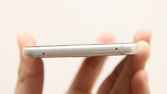 Trên đỉnh Samsung Galaxy A5 2016 chính hãng là khe cắm Nano SIM