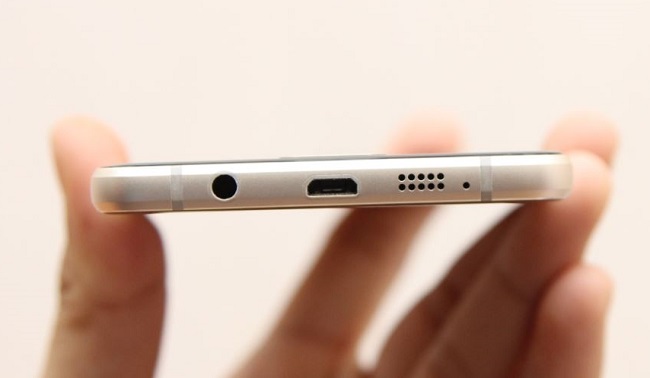 Cạnh đáy Samsung Galaxy A5 2016 là jack 3.5 mm, cổng microUSB và loa ngoài