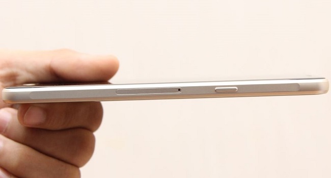 Cạnh phải Samsung Galaxy A5 2016 là nút nguồn, khe SIM và khe cắm thẻ nhớ 
