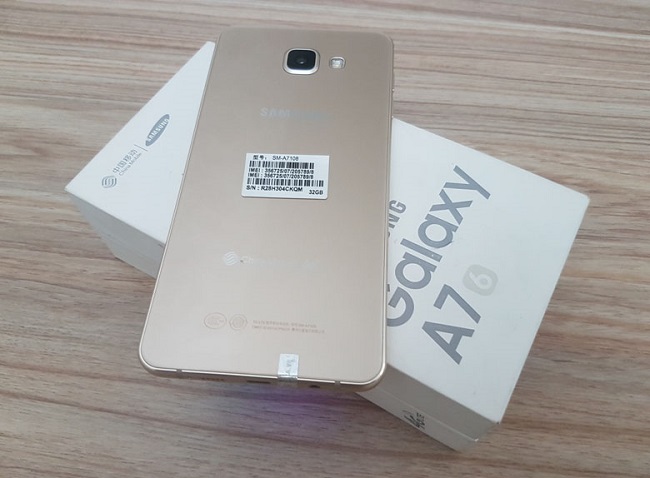 Mặt lưng Samsung Galaxy A7 (2016) được làm bằng kính giúp chống bám vân tay tốt hơn