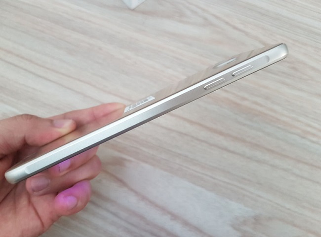 Cạnh trái Samsung Galaxy A7 (2016) chính hãng là phím tăng giảm âm lượng