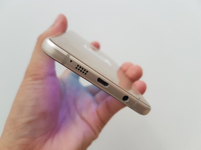 Cạnh dưới Samsung Galaxy A7 (2016) là cổng microUSB, jack tai nghe 3,5mm và cụm loa