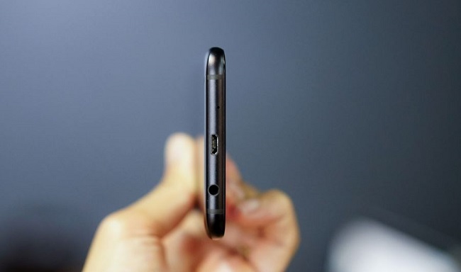Cạnh dưới Samsung Galaxy J7 Pro