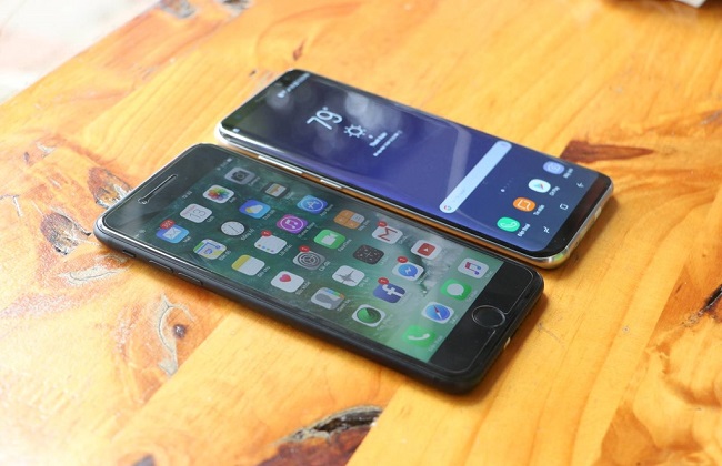 Galaxy S8 Plus cũ và iPhone 7 Plus