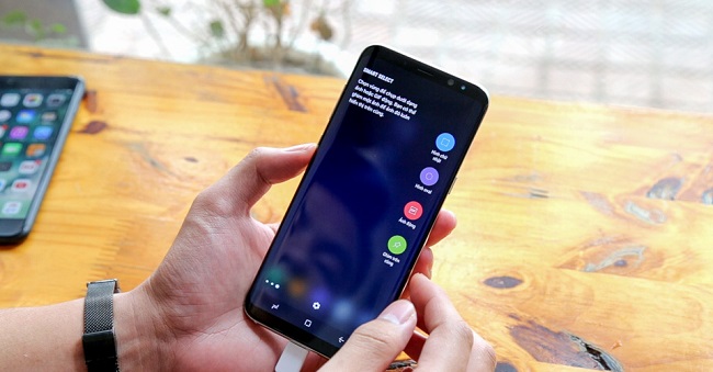 Samsung Galaxy S8 Plus có thiết kế bo cong