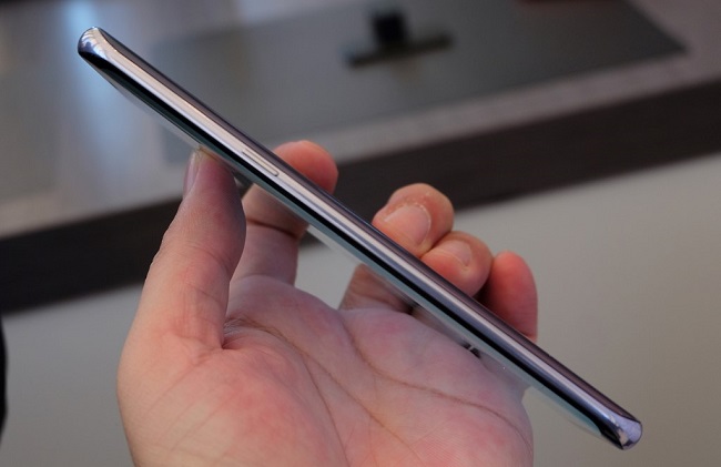 Samsung Galaxy S8 cạnh bên