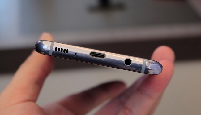 Cạnh dưới Samsung Galaxy S8