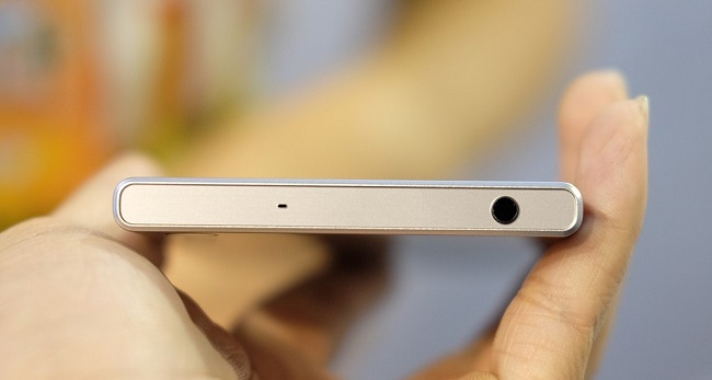 Trên đỉnh Sony Xperia XZ là jack 3.5 mm quen thuộc
