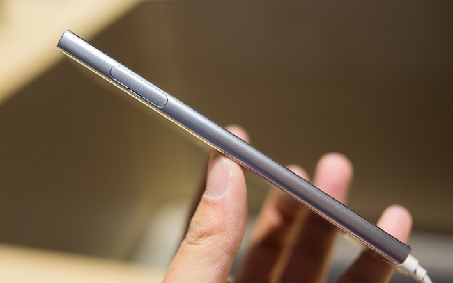 Sony Xperia XZ cạnh trái
