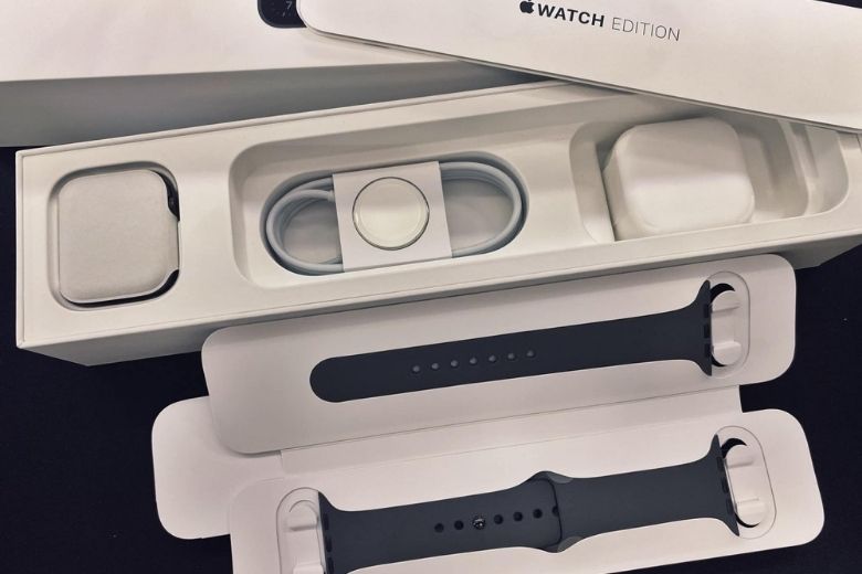 đặt mua Apple Watch Series 6 Titanium edition 