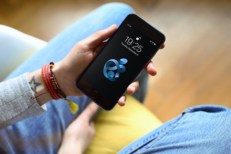 trên tay iPhone 12