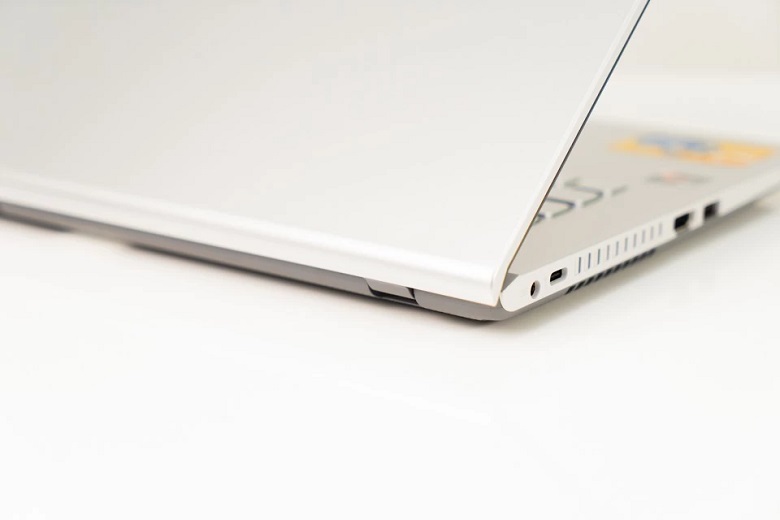sạc bằng cổng kết nối của macbook