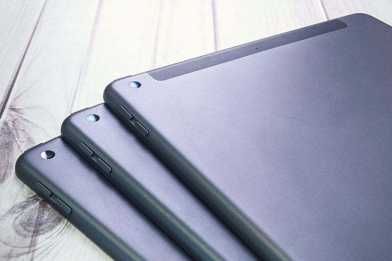 ipad gen 7 mặt lưng nhôm nguyên khối và dải nhựa ăng ten cao cấp