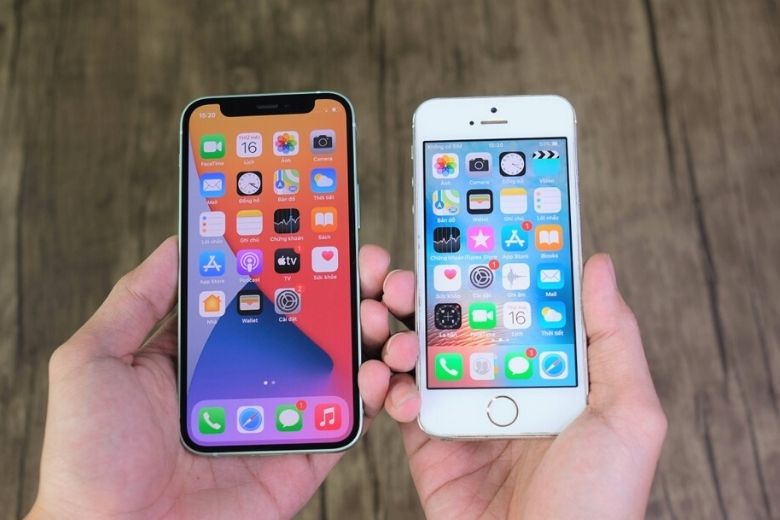 iPhone 12 mini bên cạnh iphone 5s