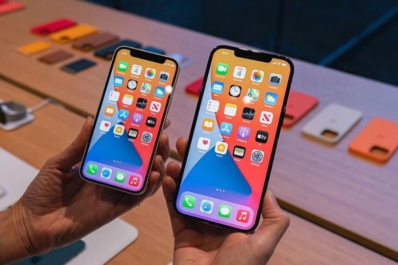 Trên tay iphone 12 mini bên cạnh iphone 12 pro max