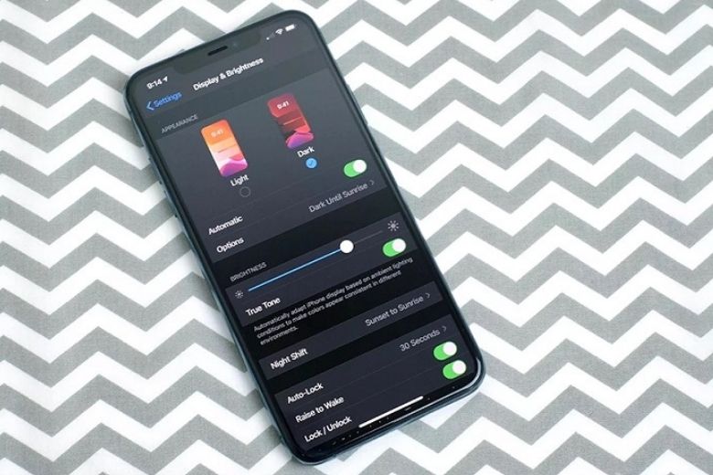 bật chế độ tối iphone 12