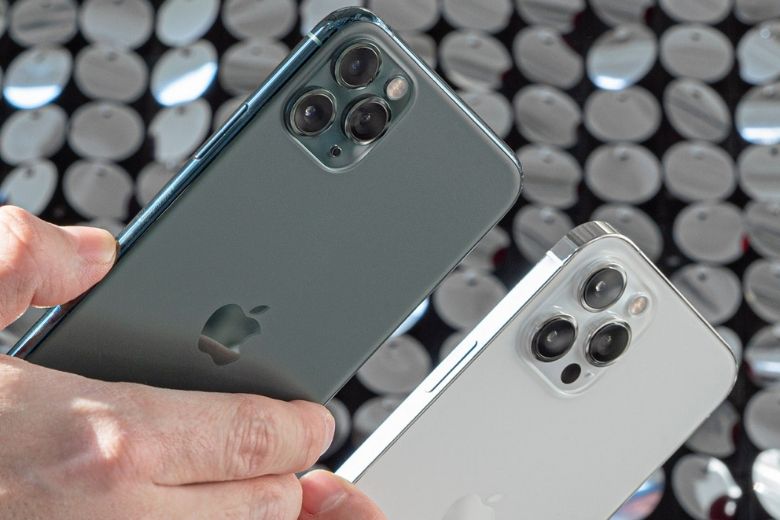 So sánh mặt lưng của iPhone 11 Pro Max và iPhone 12 Pro Max