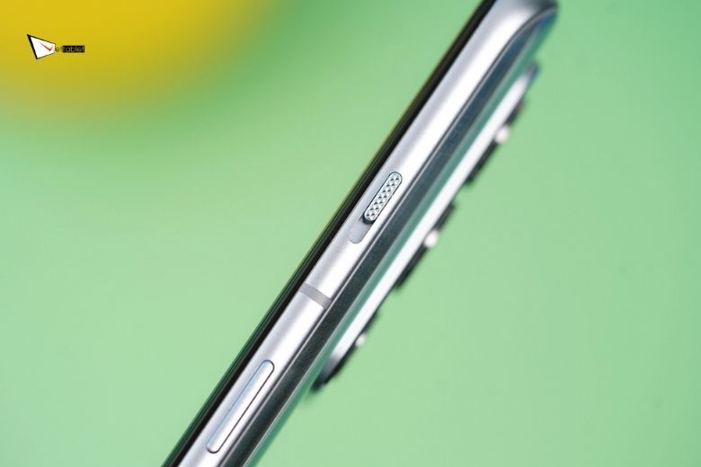 cạnh máy OnePlus 9RT