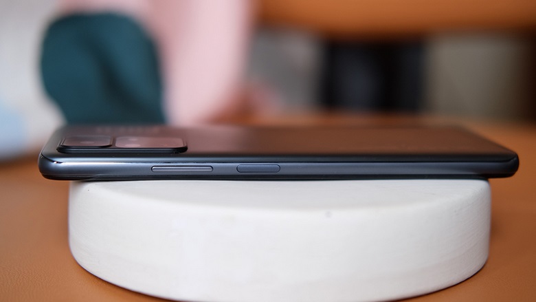 cạnh phải Poco M4 Pro 5G