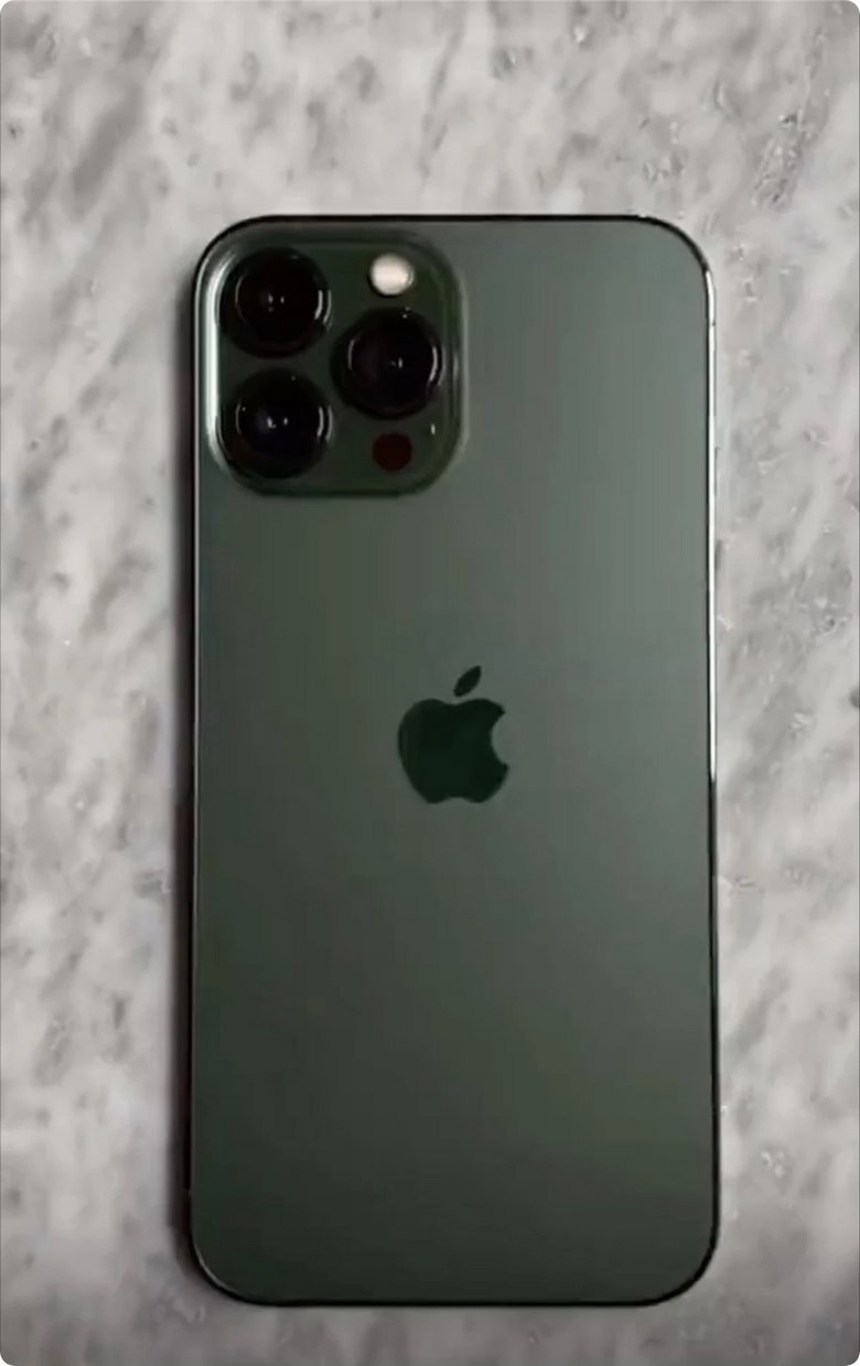 Màu xanh lá cây tươi sáng trên iPhone 13 Pro Max chắc chắn sẽ thu hút mọi ánh nhìn. Hãy đến và xem ảnh chi tiết để nhận được trải nghiệm thực tế nhất về sản phẩm này.