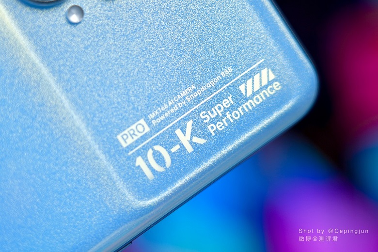 Thiết kế mặt sau ấn tượng với cụm camera