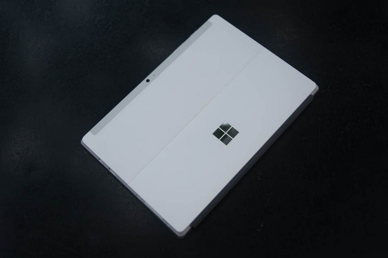 Mặt lưng Microsoft Surface 3
