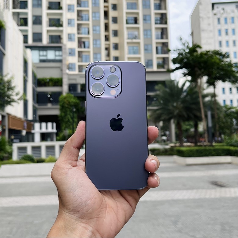 Đừng bỏ lỡ cơ hội ngắm ảnh iPhone 14 màu tím đầy nổi bật này. Với thiết kế hiện đại và đầy cá tính, chiếc điện thoại sẽ khiến bạn không thể rời mắt. Xem ngay hình ảnh để được trải nghiệm những tính năng tiện ích của nó.