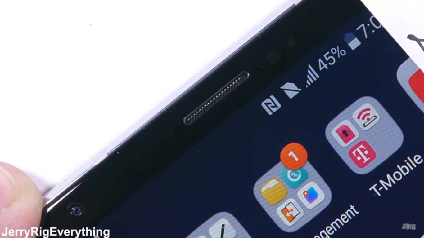 Ở phía trên vị trí đặt loa thoại LG V30