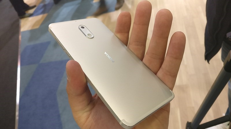 Ảnh thực tế Nokia 6 màu bạc