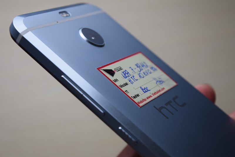 Cạnh phải HTC 10 Evo
