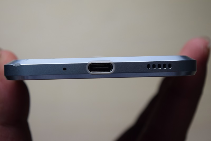 Cạnh dưới HTC 10 Evo