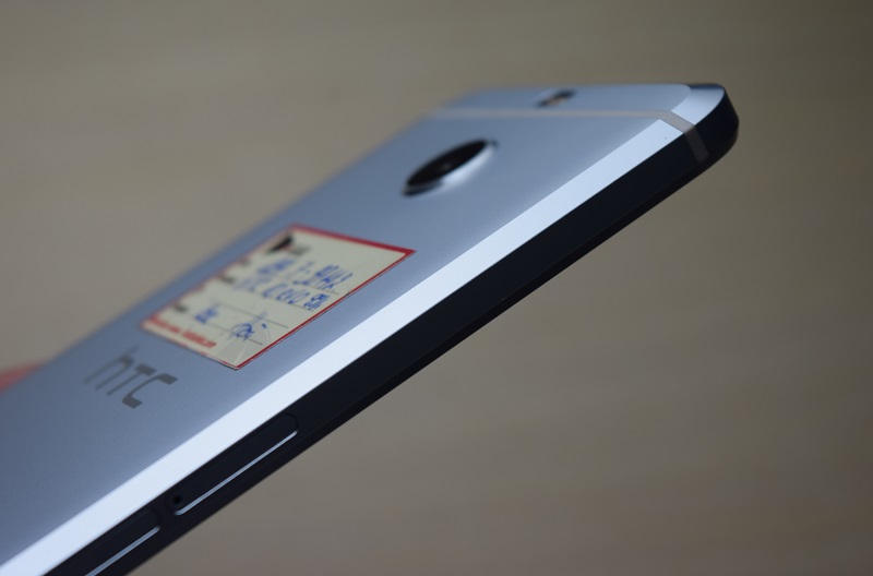 Cạnh trái HTC 10 Evo