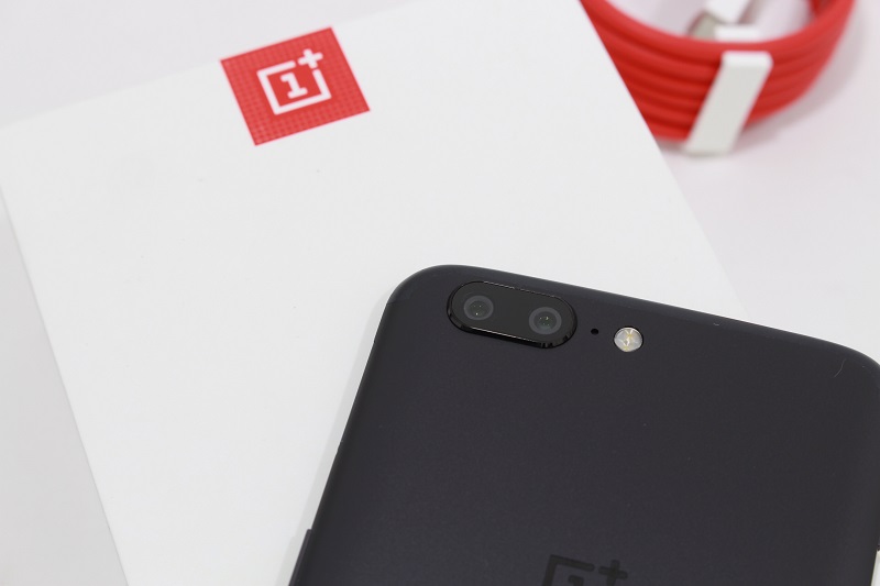 Đập hộp OnePlus 5: Mặt lưng