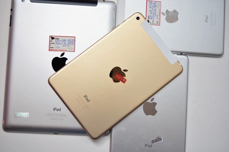 Hình ảnh iPad Air 2 bên cạnh iPad 4 và Mini 